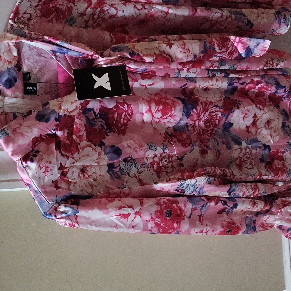 A beautiful flower blouse and solid pink pants set. Size xl with the tags attach